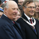 King Harald with the Mayor of Tromsø, Mr Jarle Aarbakke. After the garden party, Tromsø municipality hosted a festival in the city square. Photo: Lise Åserud, NTB scanpix